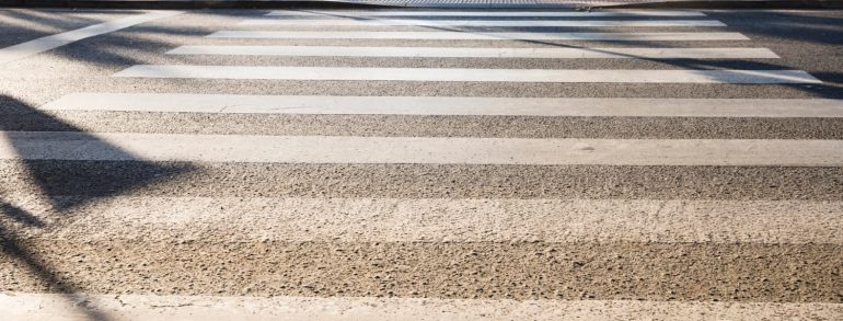 ¿Cómo debes comportarte con el coche ante un paso de cebra?