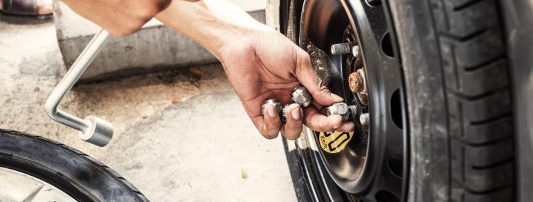 ¿Cómo debes cambiar una rueda tras un pinchazo?