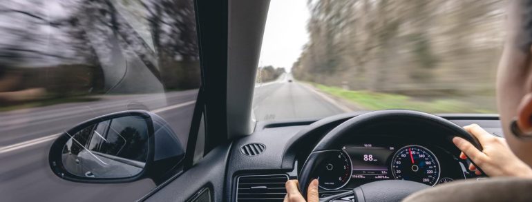 ¿Cómo subir una cuesta con el coche?