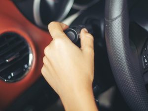 cómo se debe frenar con el coche