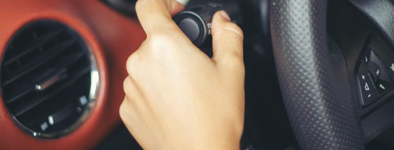 ¿Cómo se debe frenar con el coche de forma correcta?