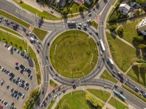 cómo se debe conducir en una rotonda