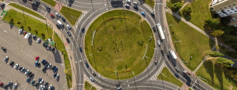 ¿Cómo se debe conducir en una rotonda?