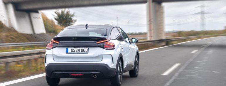 ¿Por qué es importante tener en buen estado las luces de matrícula del coche?